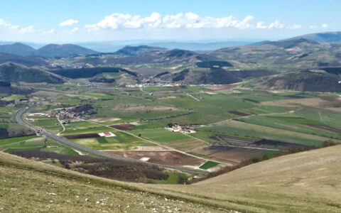 Le vie d’acqua intorno alla palude<br>di Colfiorito<br>vista dalla cima del monte<br>Prefoglio (mt 1322)